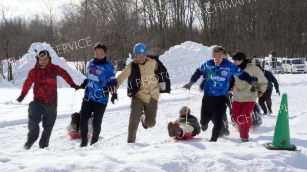 ソリ引きレースでは、大人も童心に帰り、雪の中を全力疾走。各チーム一歩も譲らず、デッドヒートが繰り広げられた