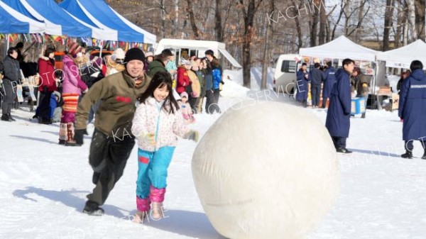 雪上では大玉のコントロールが難しくなる上、コースには障害や足止めの仕掛けも用意され、一筋縄ではいかない競技となっている