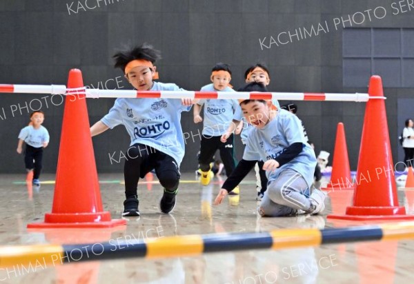 全力で楽しく体を動かす　「冬の大運動会」に親子連れ４００人 6