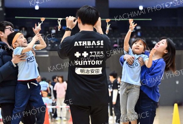 全力で楽しく体を動かす　「冬の大運動会」に親子連れ４００人 16