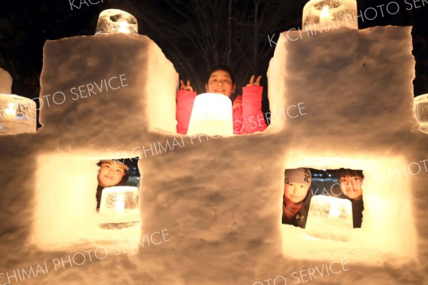 雪で作られた飾り棚にアイスキャンドルが並べられたオブジェは会場でも目を引いた。棚の隙間から顔を出し、写真スポットとしてもにぎわった