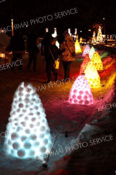 雪球で作った色とりどりのツリーのオブジェも会場を彩った