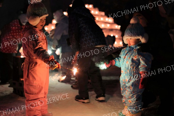 子どもたちには手持ち花火が配布され、小さな光も真冬の芽室公園を明るく照らした