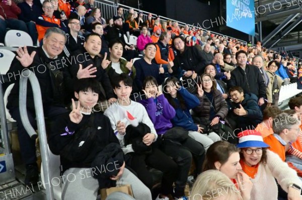 女子５０００メートルを観戦する、前列左から、鈴木凱大さん、所旺佑さん、長岡和さん、山本彩瑛さんと、十勝国際スポーツ文化の引率のメンバーら（金野和彦撮影）