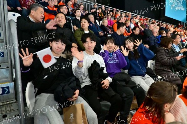 女子５０００メートルを観戦する、前列左から、鈴木凱大さん、所旺佑さん、長岡和さん、山本彩瑛さん。十勝国際スポーツ文化の引率のメンバーら（金野和彦撮影）