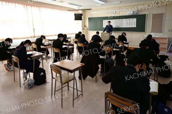 試験会場の教室で入試問題に取り組む受験生（１３日午前９時半ごろ、白樺学園高校で。須貝拓也撮影）
