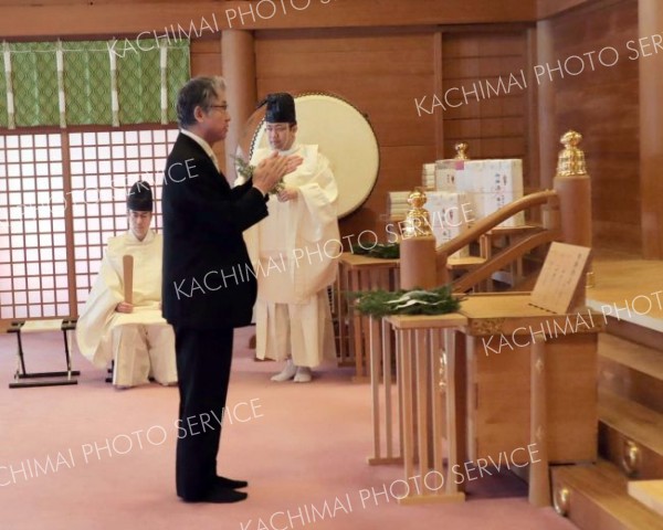 玉ぐしをささげる氏子