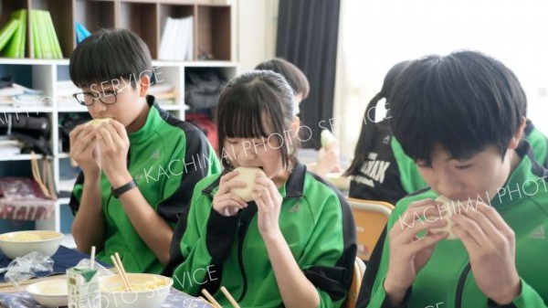 中学校給食にハピまん登場　受験生を応援