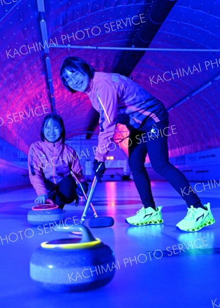 日本初開催の暗闇カーリング　カールプレックスで開催