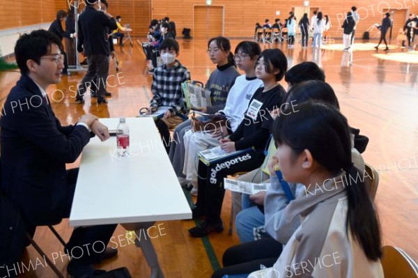 話しを聞く児童ら