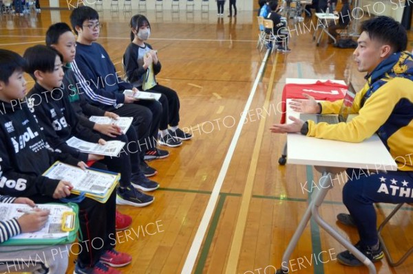 話しを聞く児童ら