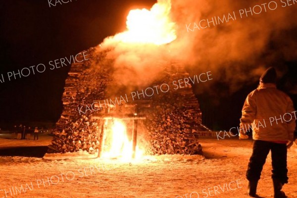 <strong>最後の砦</strong><br>　刻々と冷え込む会場内で、来場者の体を温めるかがり火「命の火」。人間耐寒テストの参加者にとっては、折れかけた心をつなぎとめる存在でもあった