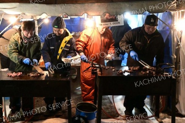 <strong>特産品をどうぞ</strong><br>　うどんや和牛、鹿肉、クラフトジンなど心身を温める飲食物を提供した陸別町内の“紳士淑女”