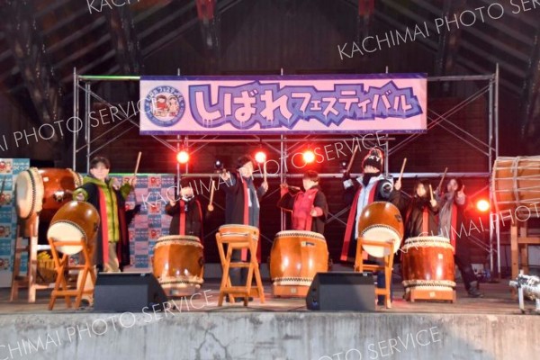 <strong>元気はつらつ</strong><br>　そろいの法被（はっぴ）で厳しい陸別の冬を勇ましく表現した陸別小５、６年生による「陸小太鼓」（津田久美通信員撮影）