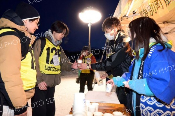 <strong>消費拡大</strong><br>　冬に需要が落ち込む牛乳の消費拡大を求めてＪＡ陸別町が企画した「りくべつ牛乳」の無料配布。６５度３０分以上という低温で殺菌した低温殺菌牛乳で、牛乳本来のまろやかさと甘さを味うことができ、来場者に好評だった