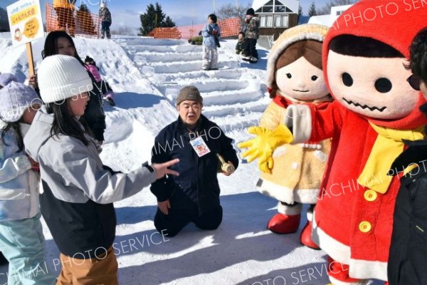 <strong>じゃんけんチー</strong><br>　町イメージキャラクターしばれ君、つららちゃんとのじゃんけん大会も好評。勝った子どもにはお菓子がプレゼントされた（津田久美通信員撮影）