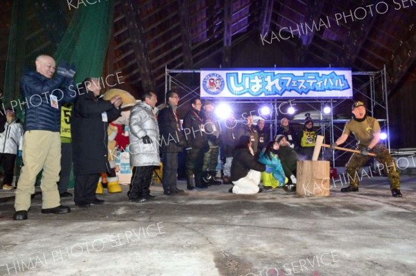 <strong>気合いだ～</strong><br>　７日午後６時に開かれたオープニングセレモニー。来賓者が餅つきをしながらステージに並ぶのが恒例で、陸上自衛隊第５旅団第５特科隊の二田宗介隊長は史上初、半袖で登場した