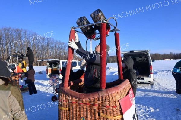 熱気球のセッティングを行うパイロット