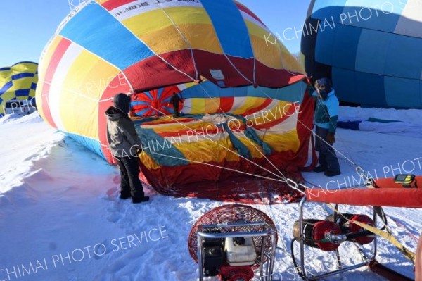 送風機を使い、熱気球の球皮を膨らませる