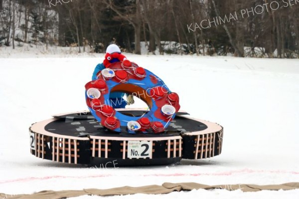 ユーモア満点なそりに歓声　忠類ナウマン全道大会　幕別