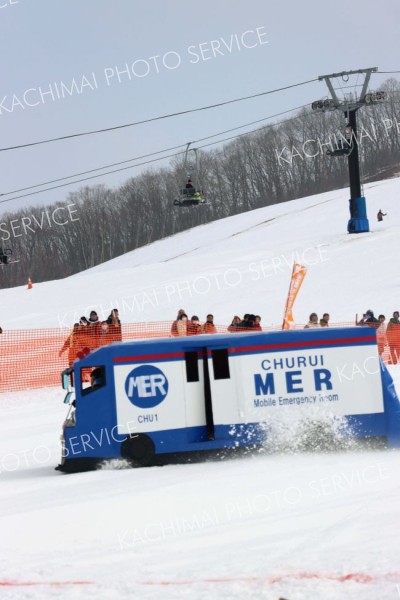ユニークなそりで斜面を滑走する参加者（１５日午後０時２０分ごろ）