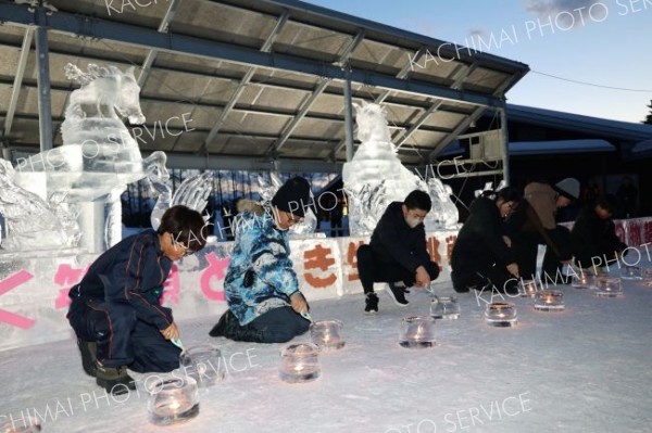 点灯式でアイスキャンドルに明かりをともす６年生