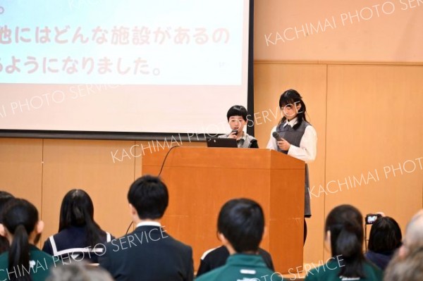 探究学習の成果発表をする児童たち