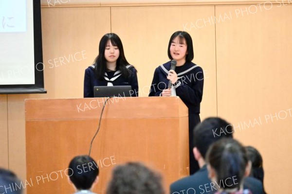 探究学習の成果発表をする生徒たち