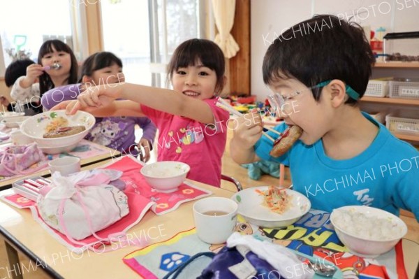 十勝若牛のハンバーグを頬張る園児ら