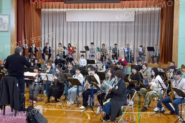 幕別中体育館で音を合わせる出演者