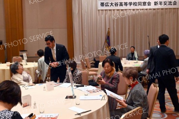 新年交流会を楽しむ出席者