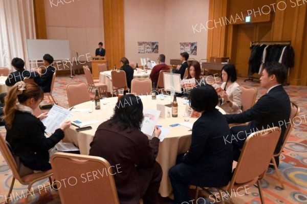 新年交流会を楽しむ出席者