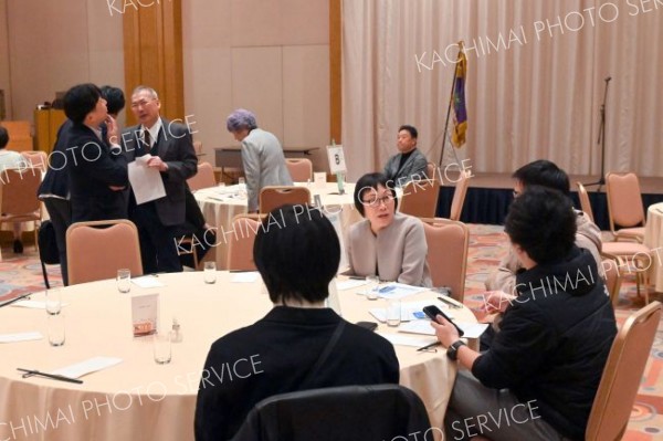 新年交流会を楽しむ出席者