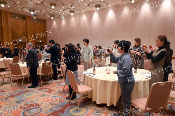 乾杯する同窓会員ら