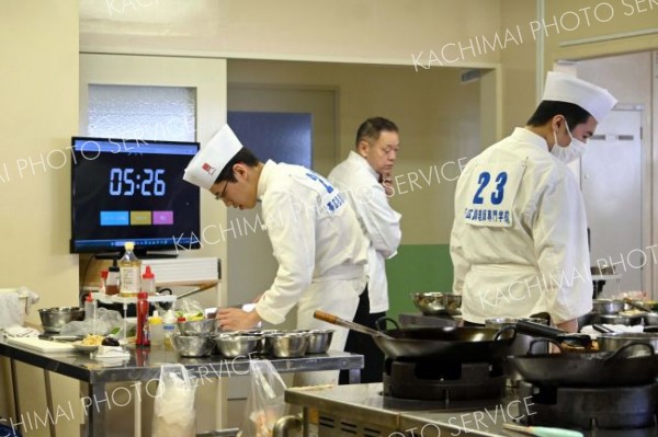 タイムリミット厳守で調理に励む学生たち