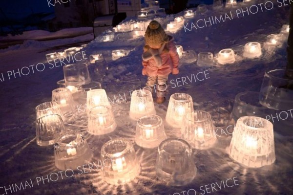 ６２０個のアイスキャンドル並ぶ　士幌でイベント