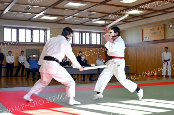 幹部や隊員らが見守る中、熱戦を繰り広げる選手ら。