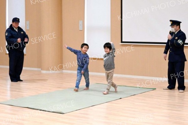 手で運転手に大きく合図　大樹、園児がハンドサインでストップ運動学ぶ