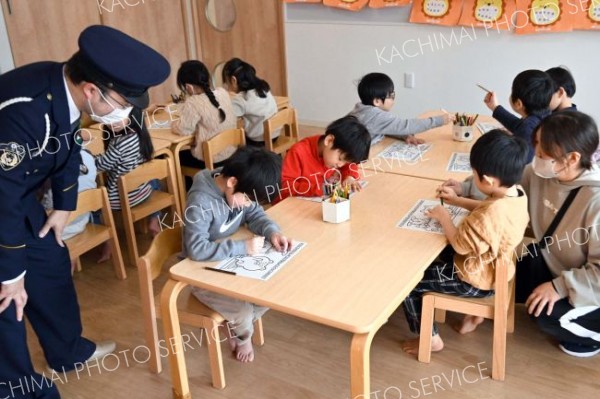 「ハンドサインでストップ運動」の塗り絵で交通安全を学ぶ園児ら
