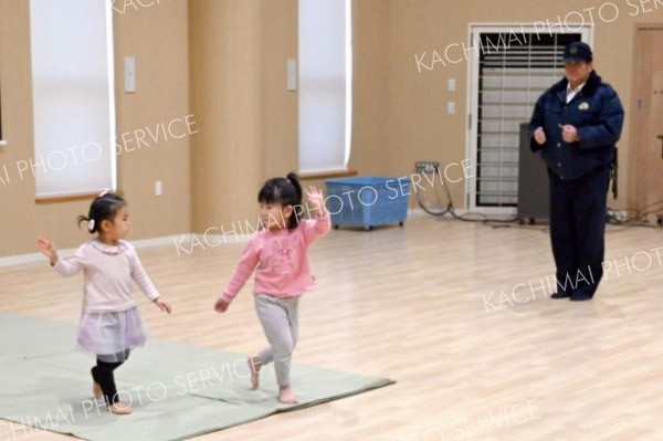 「ハンドサインでストップ運動」を学ぶ園児ら