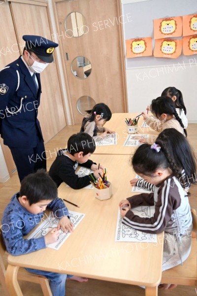 「ハンドサインでストップ運動」の塗り絵で交通安全を学ぶ園児ら