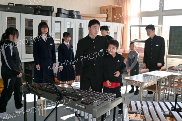 春から共に学ぶ校舎を小学生に案内する中学生