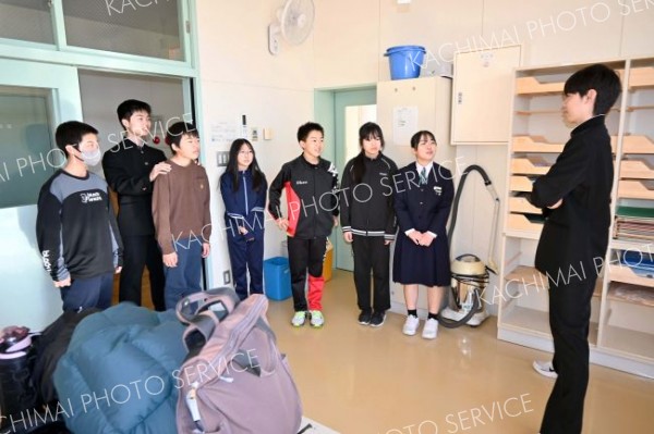 春から共に学ぶ校舎を小学生に案内する中学生