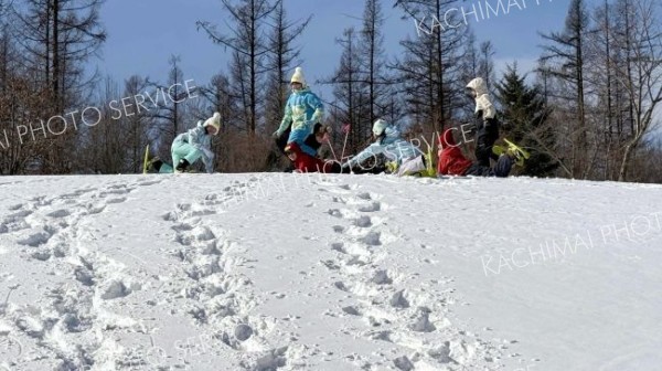 スノーシューを履いて雪の感触を確かめる子どもたち