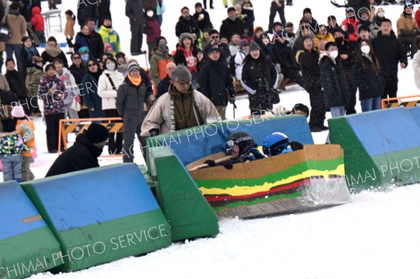 転倒、大破続出！雪原を滑走する５５台登場　忠類ナウマンソリ大会