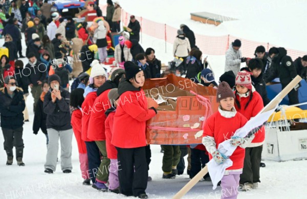 ちょっとしんどいね。自作のそりを運ぶ出場者