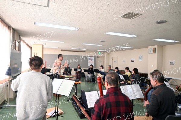 練習に取り組む協会のオーケストラメンバーたち