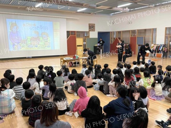紙芝居で防火訓練　鹿追の女性消防団がこども園で啓発