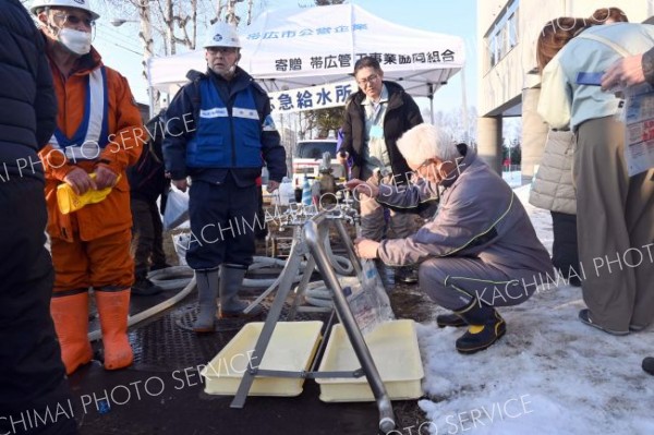 給水訓練に励む参加者