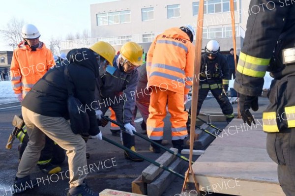 救出訓練に励む参加者ら